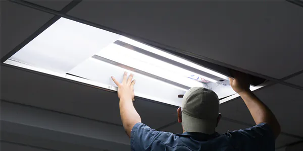 Mann baut LED-R&ouml;hre von Philips ein 